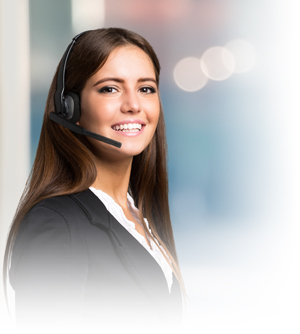 Junge Frau im Callcenter